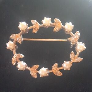Elegant Gold Tone and Pearl Brooch